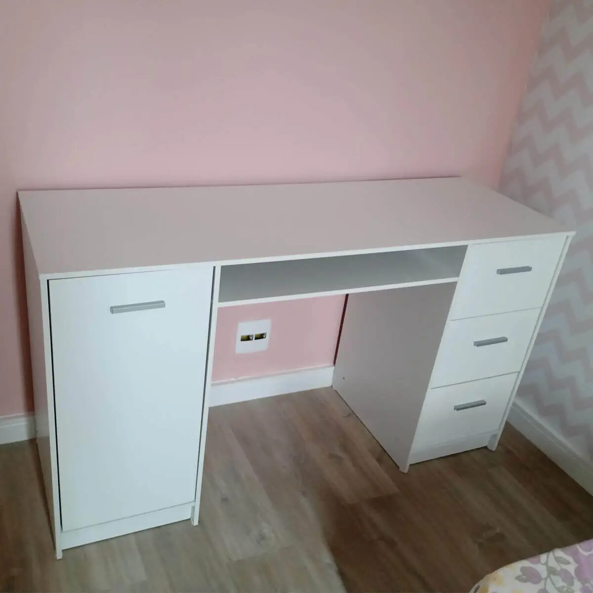 Montagem de escrivaninha com portas e gavetas no Méier por montador profissional