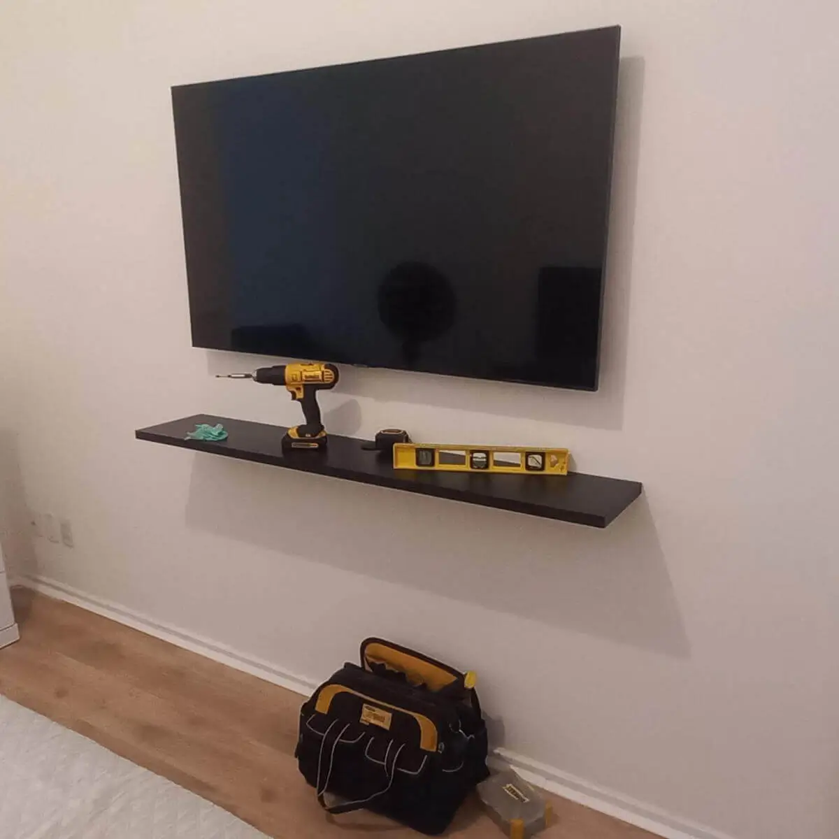 Instalação de TV na parede no nível na Tijuca RJ feita por instalador de TV profissional