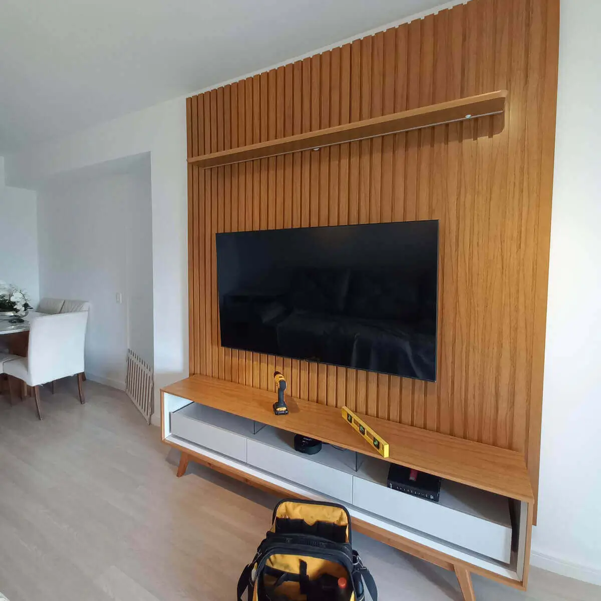 Instalação de TV com painel ripado na Barra da Tijuca RJ realizada por instalador profissional
