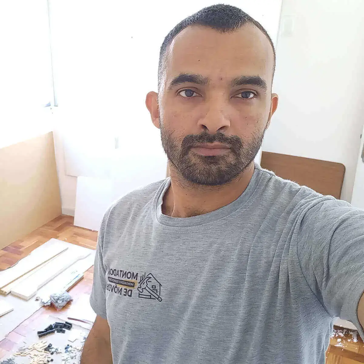montador de móveis recreio realizando montagem residencial