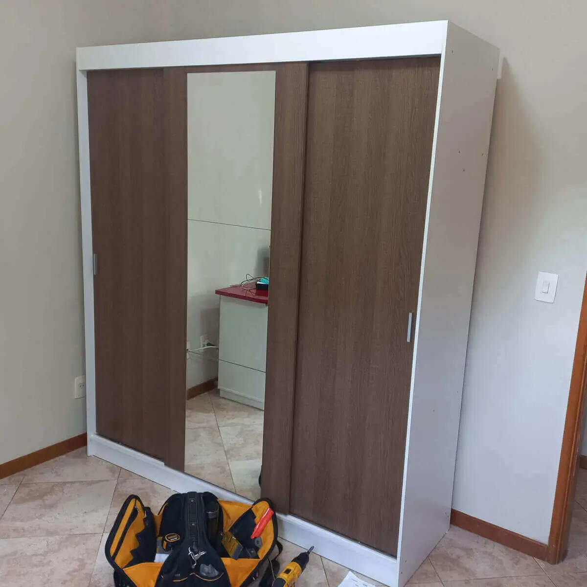 Desmontagem de guarda-roupa solteiro com porta de correr no Rio de Janeiro com segurança e precisão