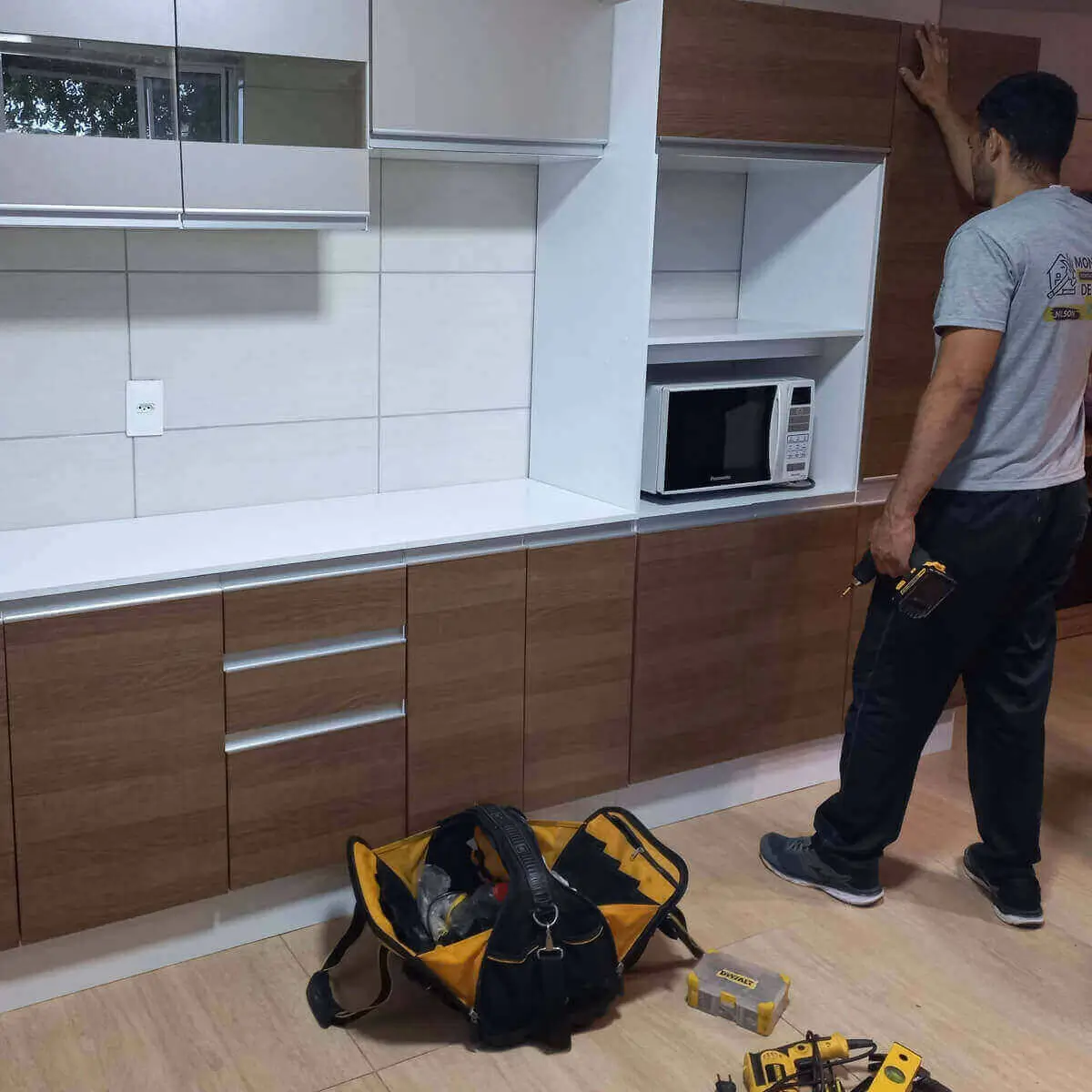 Montador de móveis em Ipanema RJ realizando montagem de armário de cozinha residencial