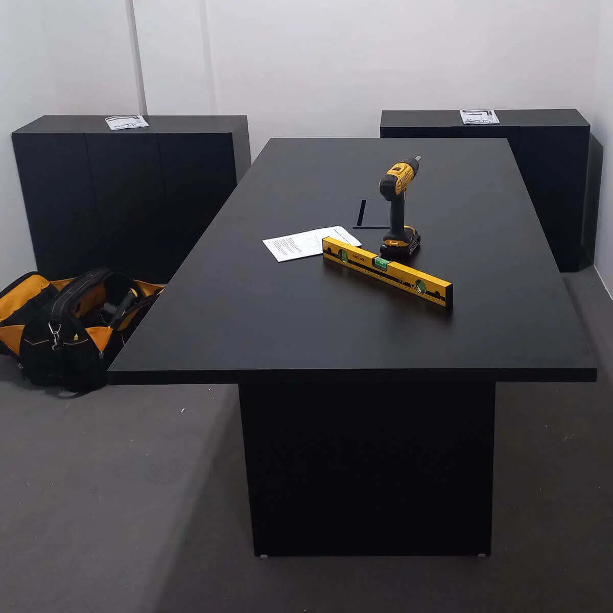 Montador de móveis em Ipanema RJ realizando montagem de mesa de escritório e home office
